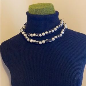 Single strand pearl and ribbon necklace.